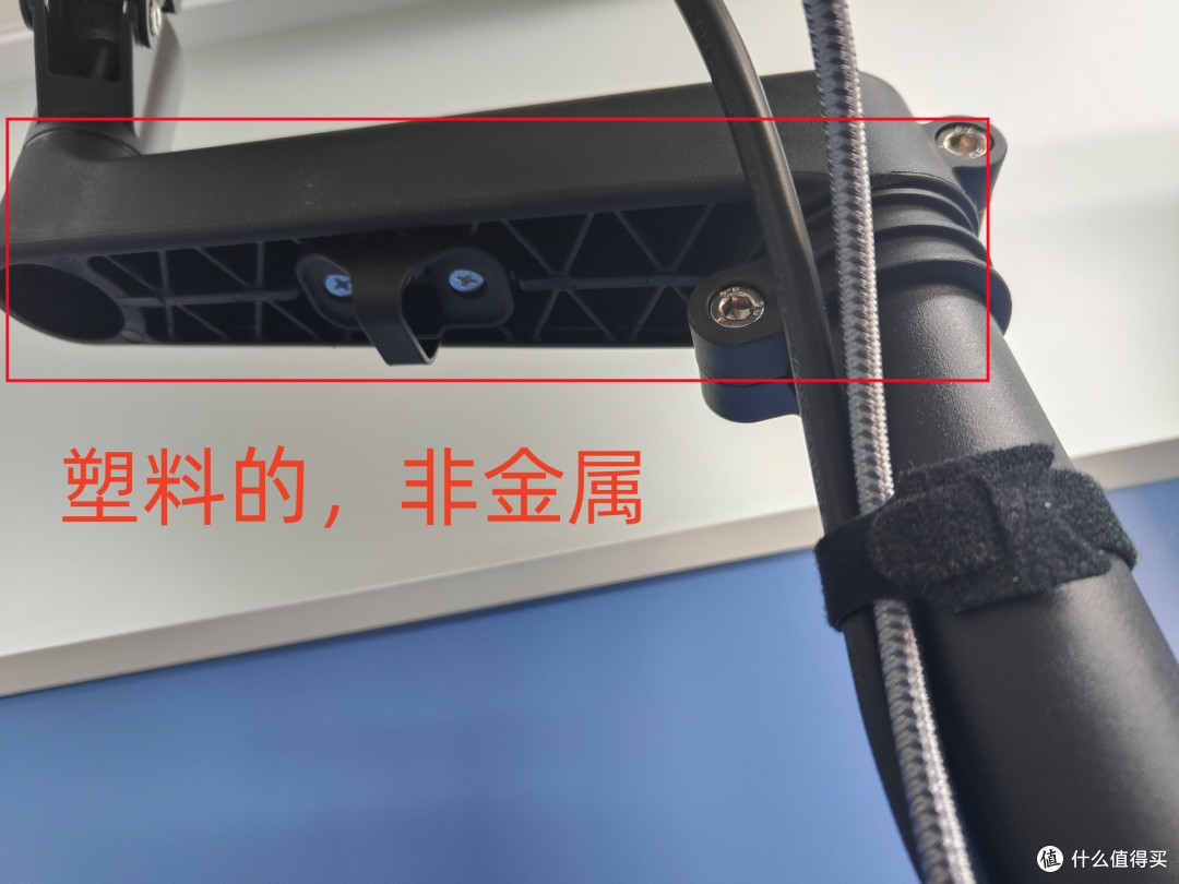 配合升降桌,给副屏装了一个不完美的三策显示器升降支架