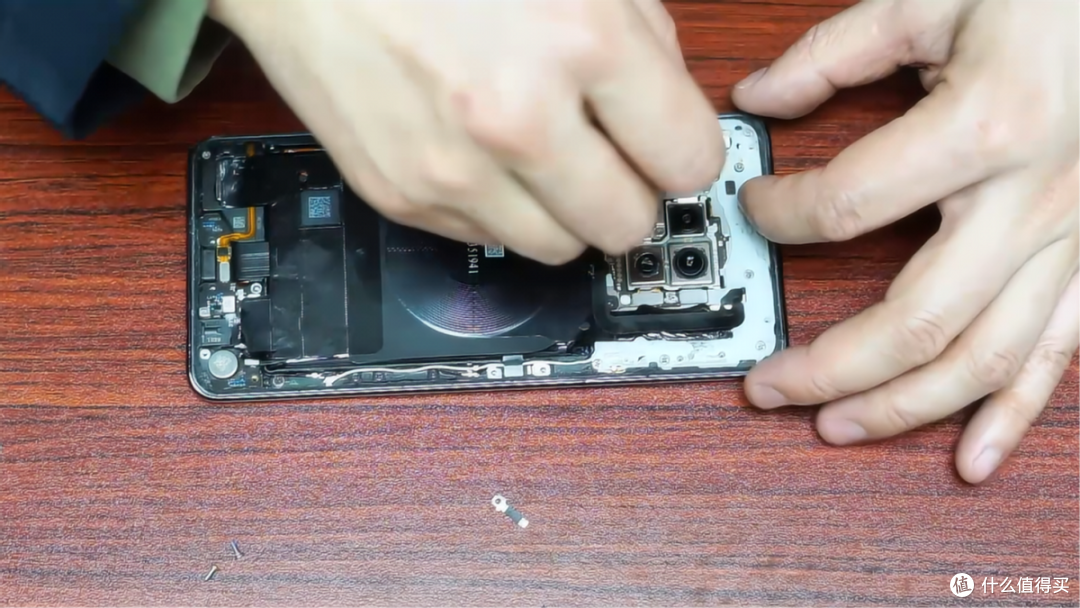 100元续命2年不亏，4年华为老手机自己换电池，不建议你学！