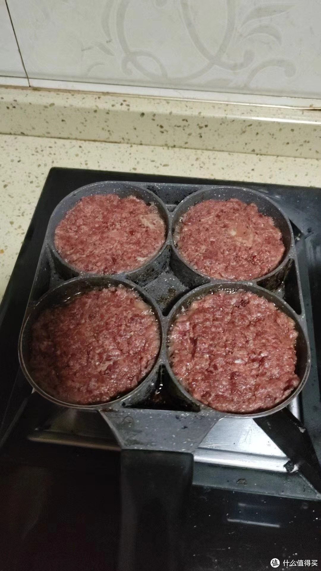 如何在家制作美味的自制牛肉汉堡
