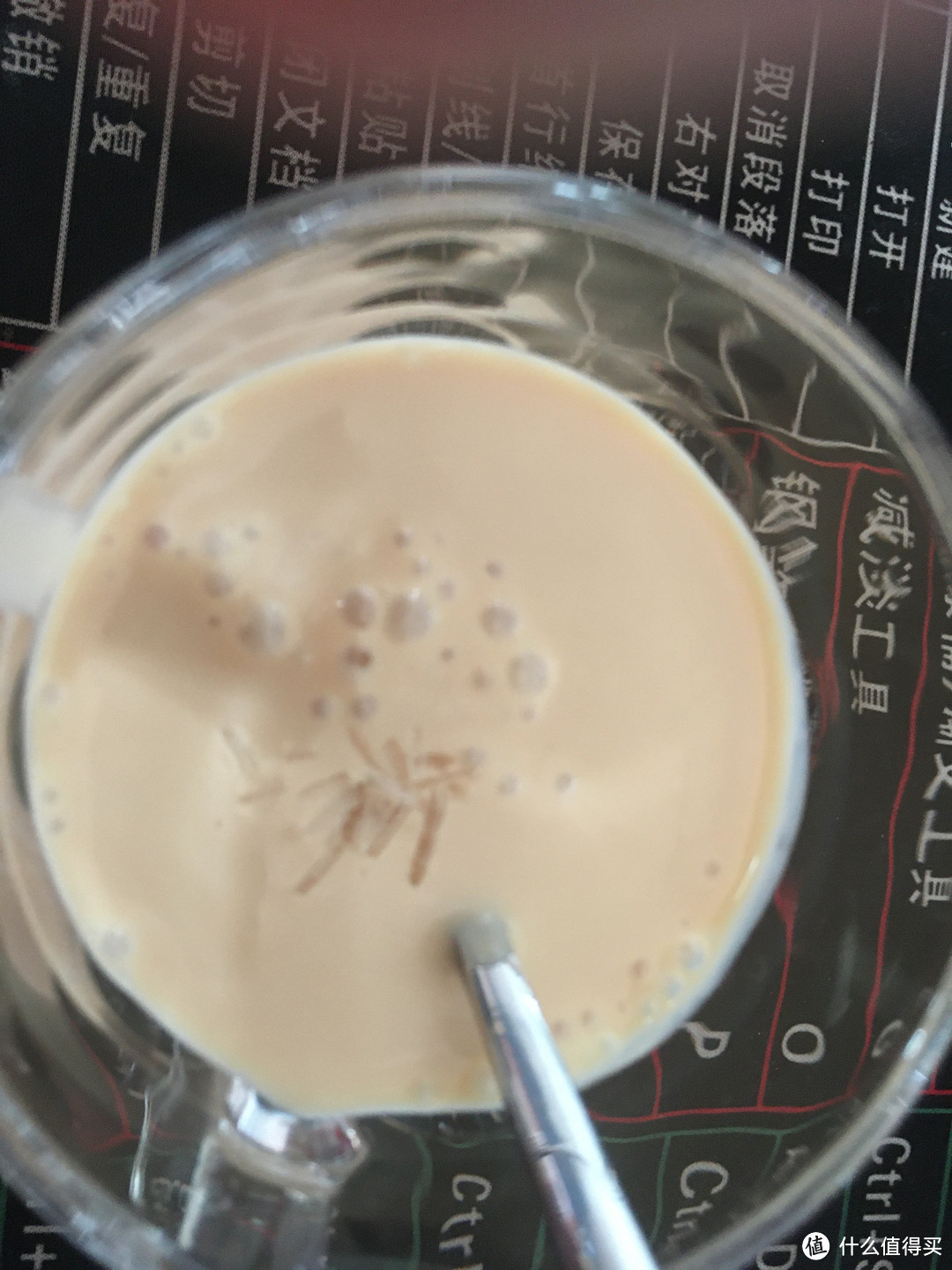 薄荷脑晶体直接撒老酸奶上面就行，热的浓缩咖啡液淋上去就能溶解
