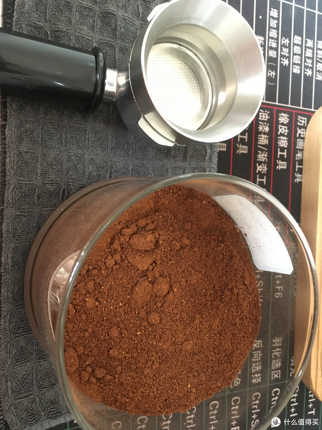 咖啡粉儿磨好后储存在带抽气功能的玻璃密封罐子里比较耐放，豆子是拉瓦萨红包罗萨中烘意式拼配豆