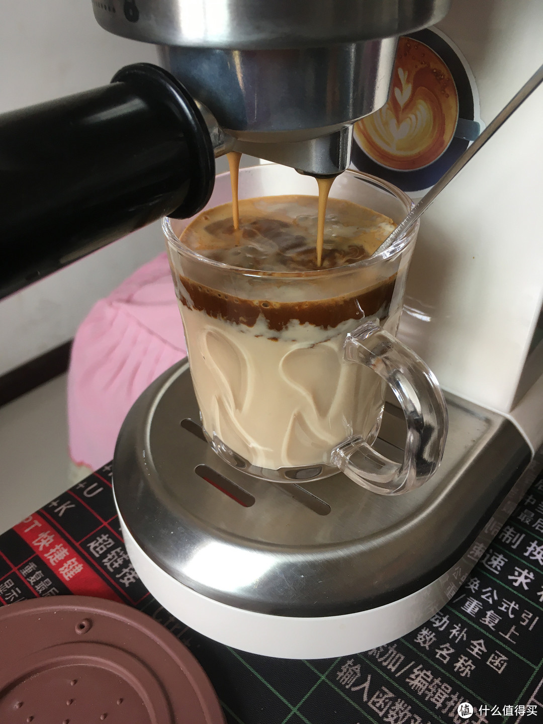 摁中间自动档，直接把浓缩咖啡液淋在老酸奶和薄荷脑上