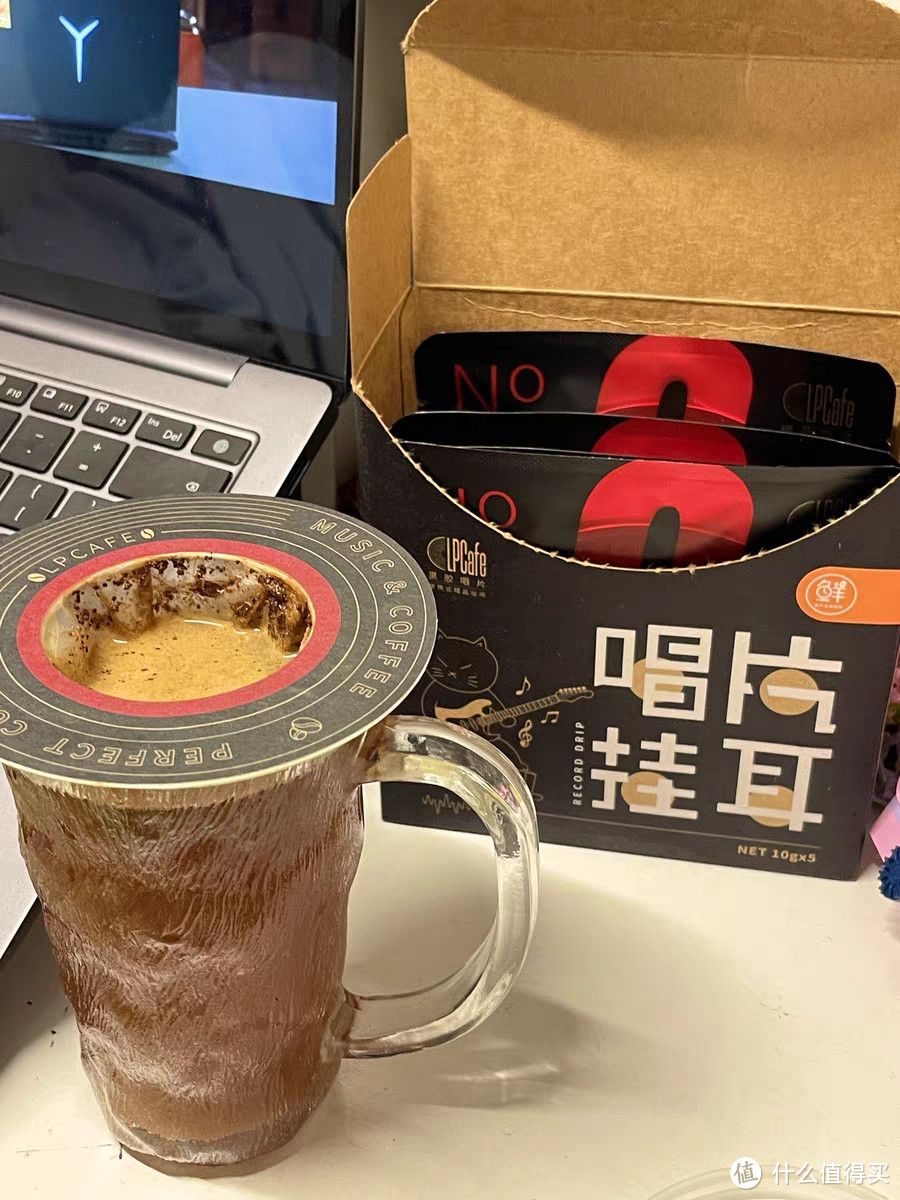 带杯精品咖啡去上班对自己好点