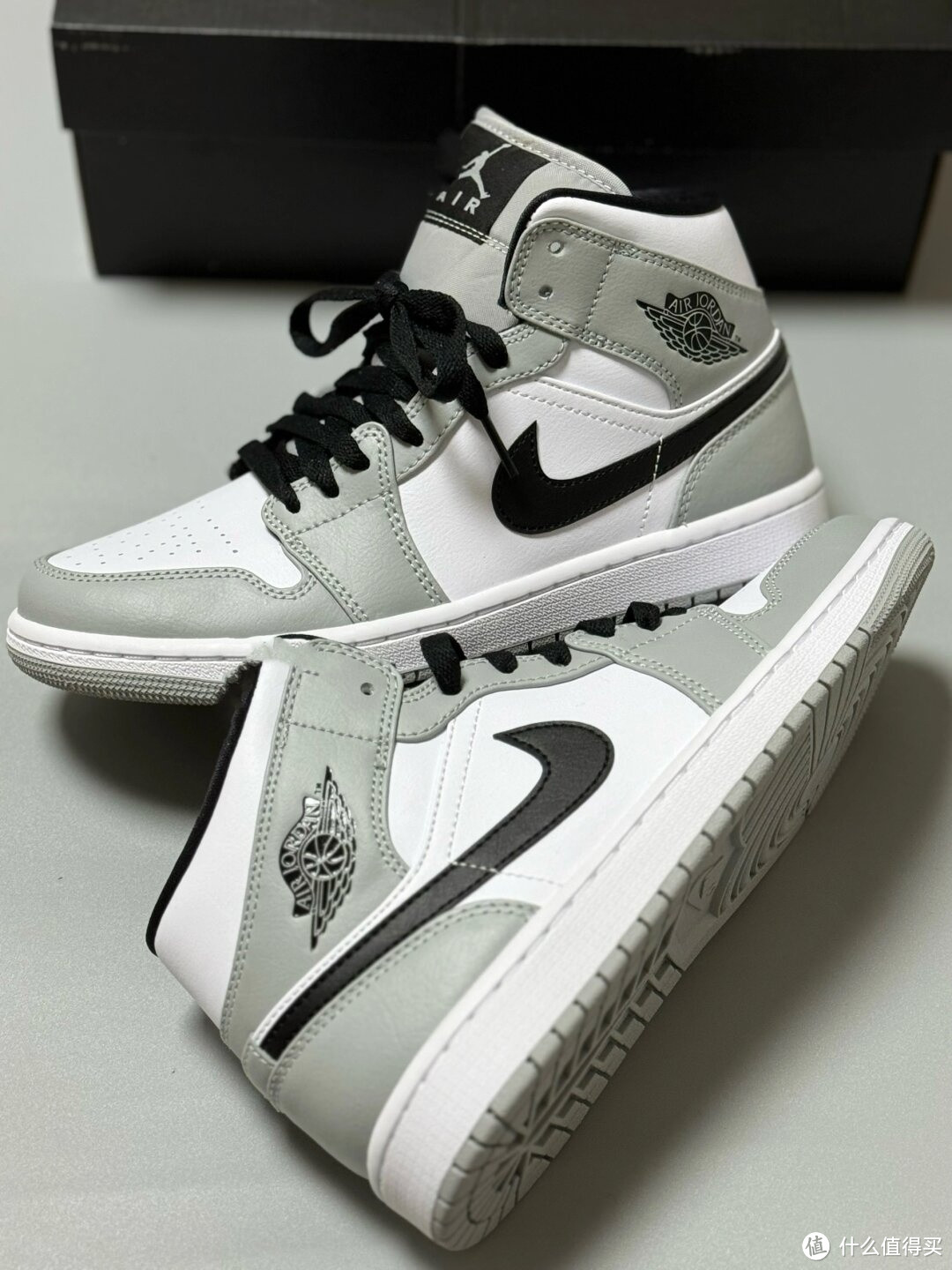 瞩目的AJ1 mid “烟灰”小dior。这双鞋以其独特的设计