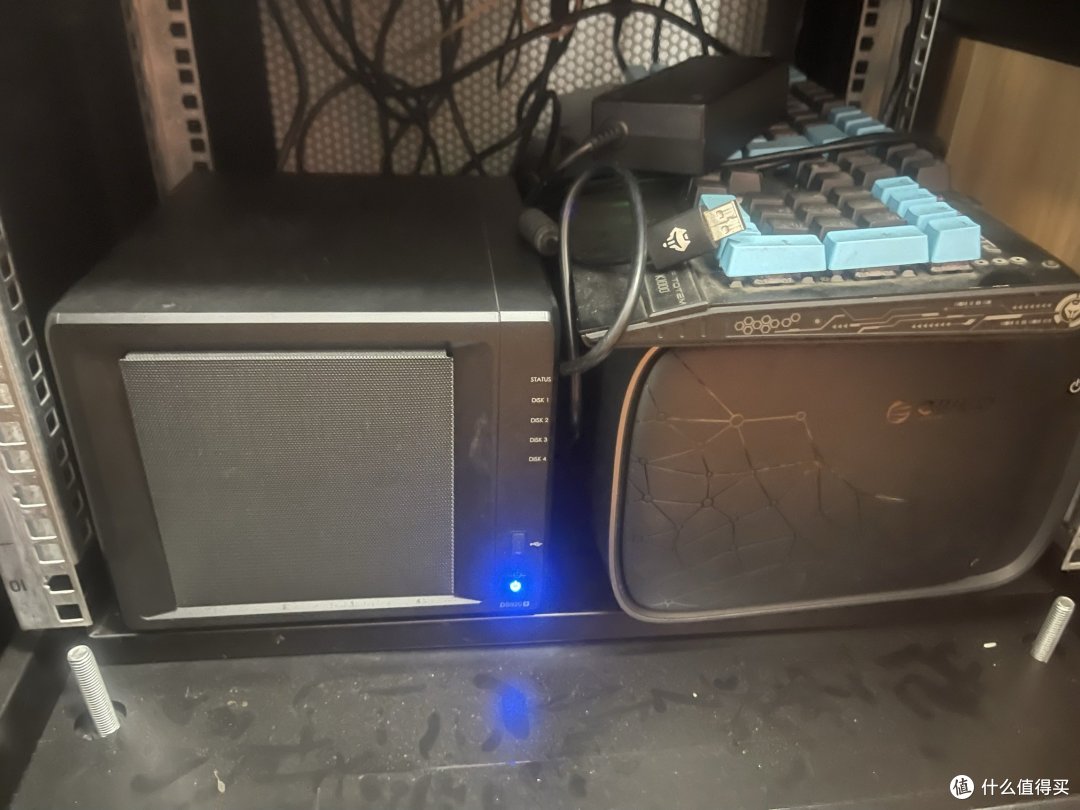左DS920+，右N5105
