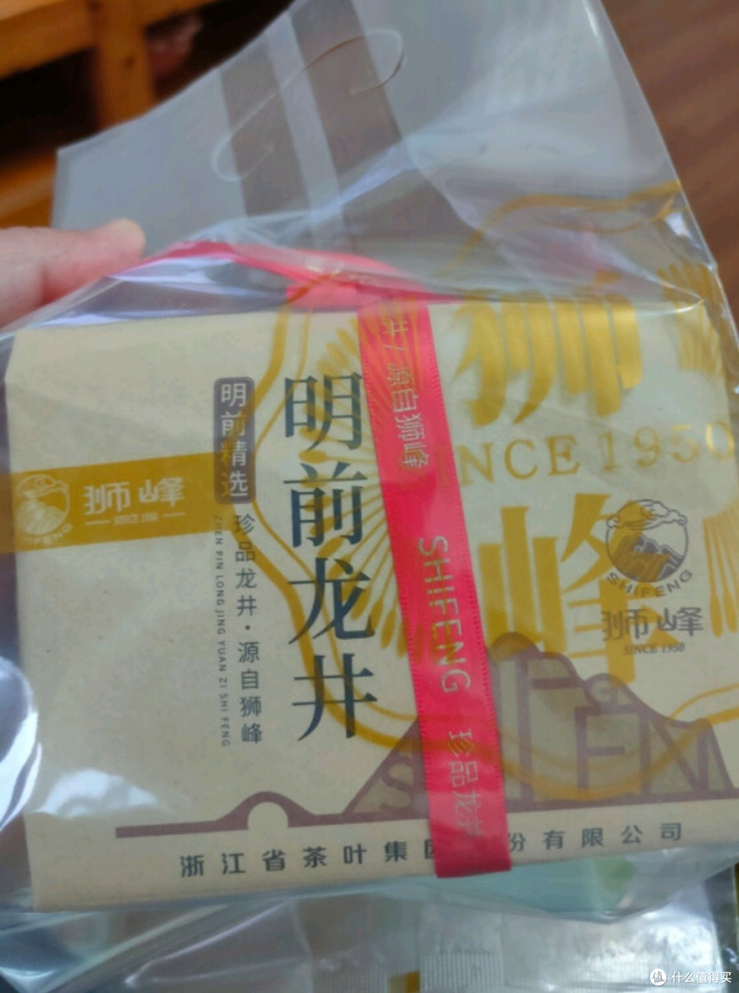 吸收山泉雨露之灵气,翠绿清香优雅醇和的龙井茶🍵,今年我们必须来一款吧!