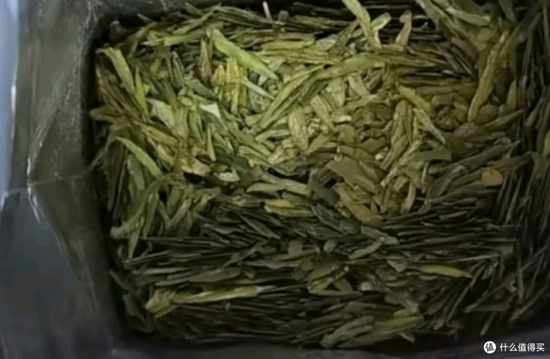 吸收山泉雨露之灵气,翠绿清香优雅醇和的龙井茶🍵,今年我们必须来一款吧!