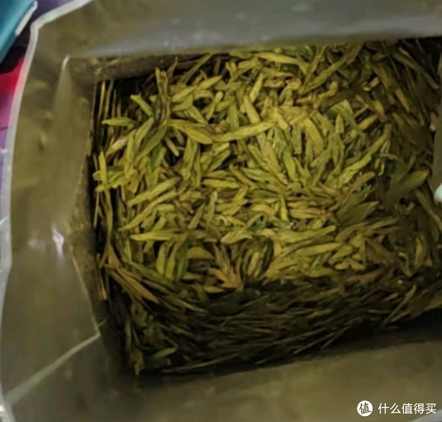 吸收山泉雨露之灵气,翠绿清香优雅醇和的龙井茶🍵,今年我们必须来一款吧!