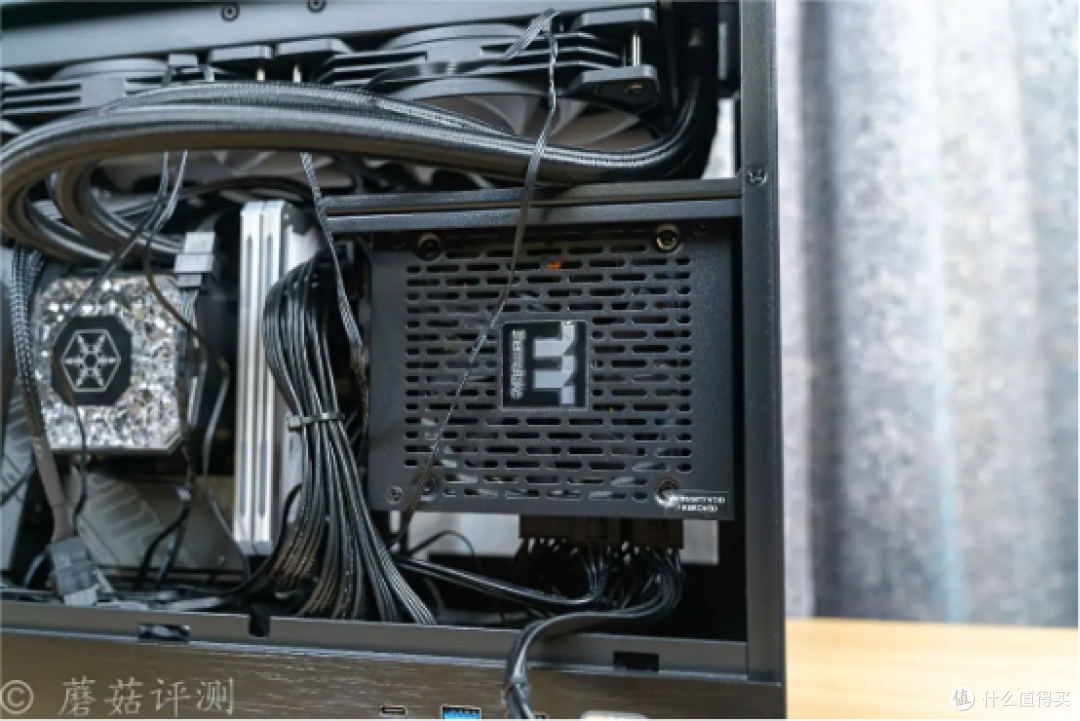 适配280一体水,可以轻松按住13700K处理器,闪鳞S500 V2黑色Mesh手提ITX机箱 评测