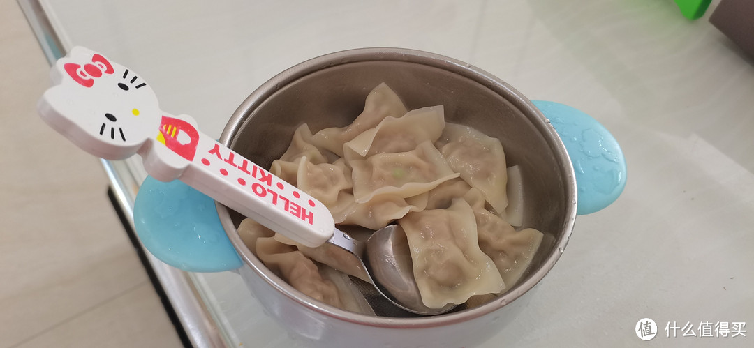 妈妈牌爱心小馄饨，儿子一口一个吃的津津有味