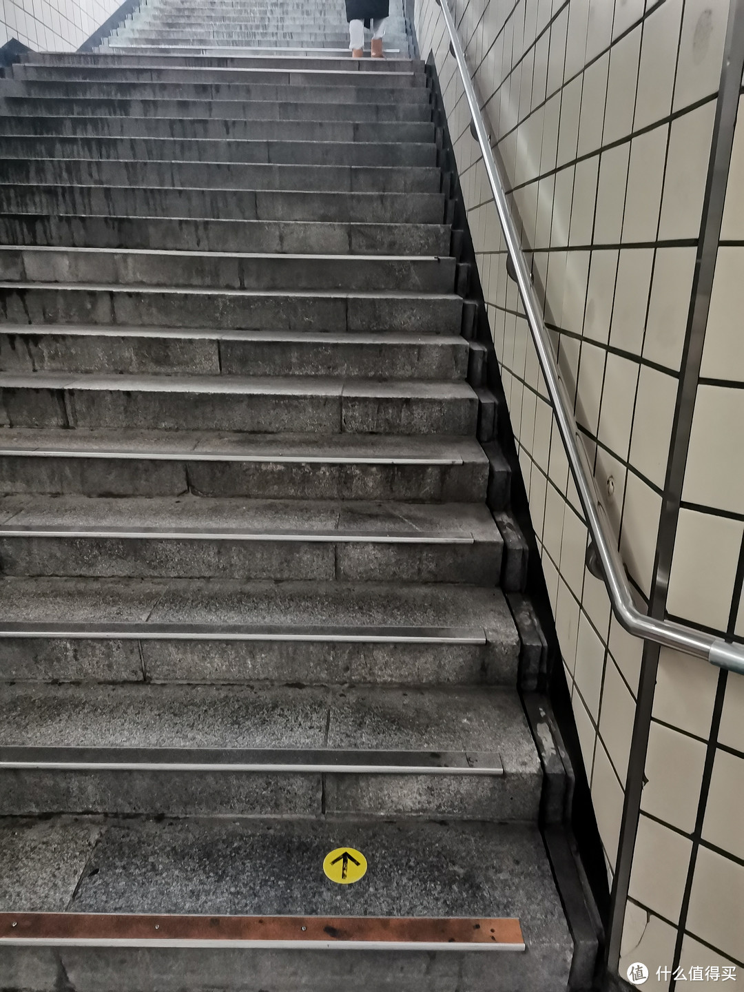 我恨首尔地铁站的楼梯们 并且永远是你提着大箱子气喘吁吁爬上去 才会发现出口处不远就有直达电梯（但是在地铁内的时候怎么转悠都找不到