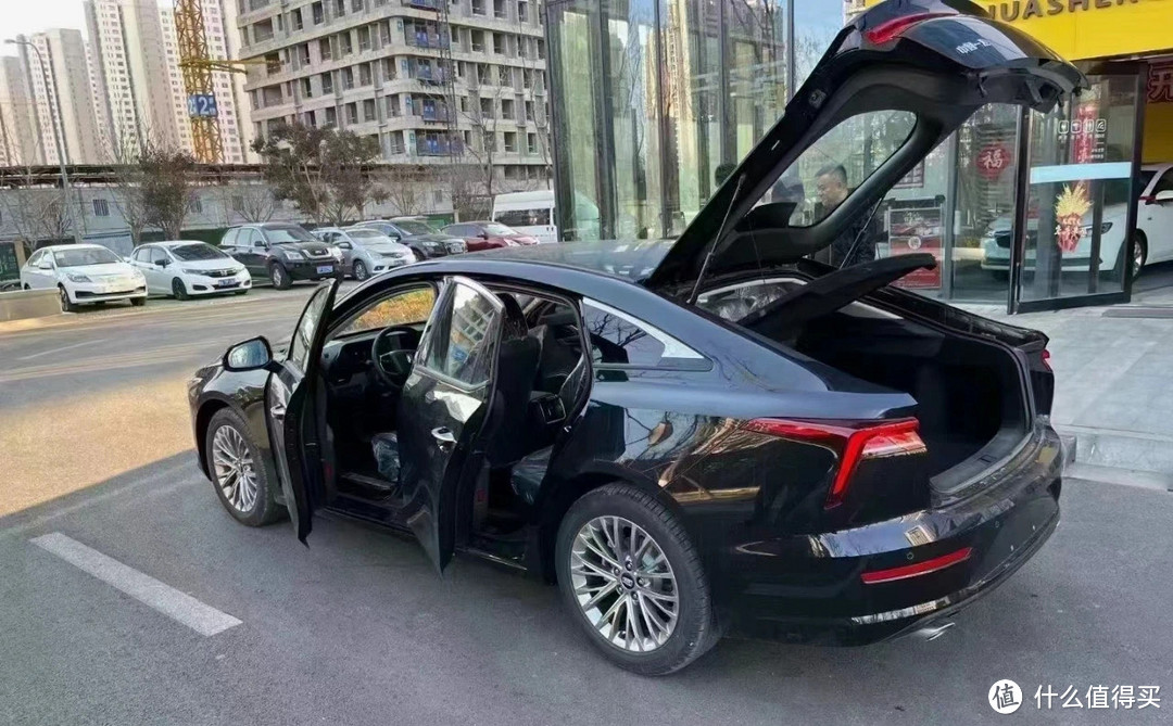 7万预算就能入手的B级车,掀背尾门+224Ps,比星瑞漂亮10倍,开到报废不怕坏