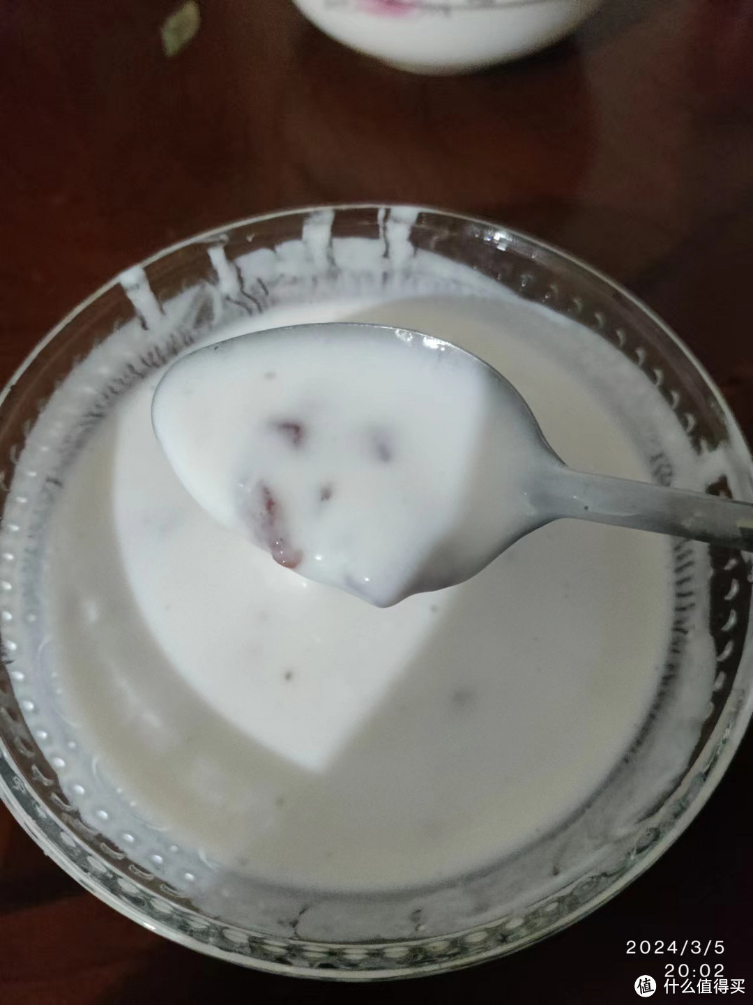 这是冷藏酸奶做的，加了草莓酱