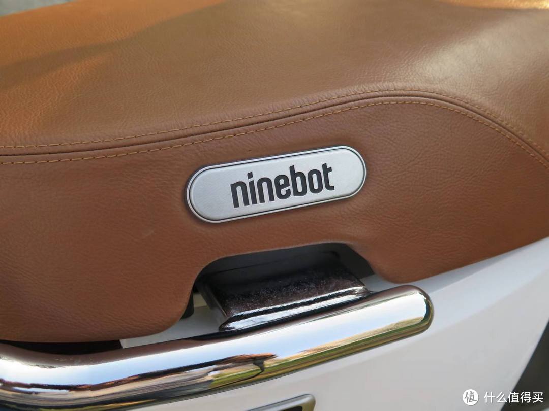 棕色的座垫加上九号标识，挺有高级感。