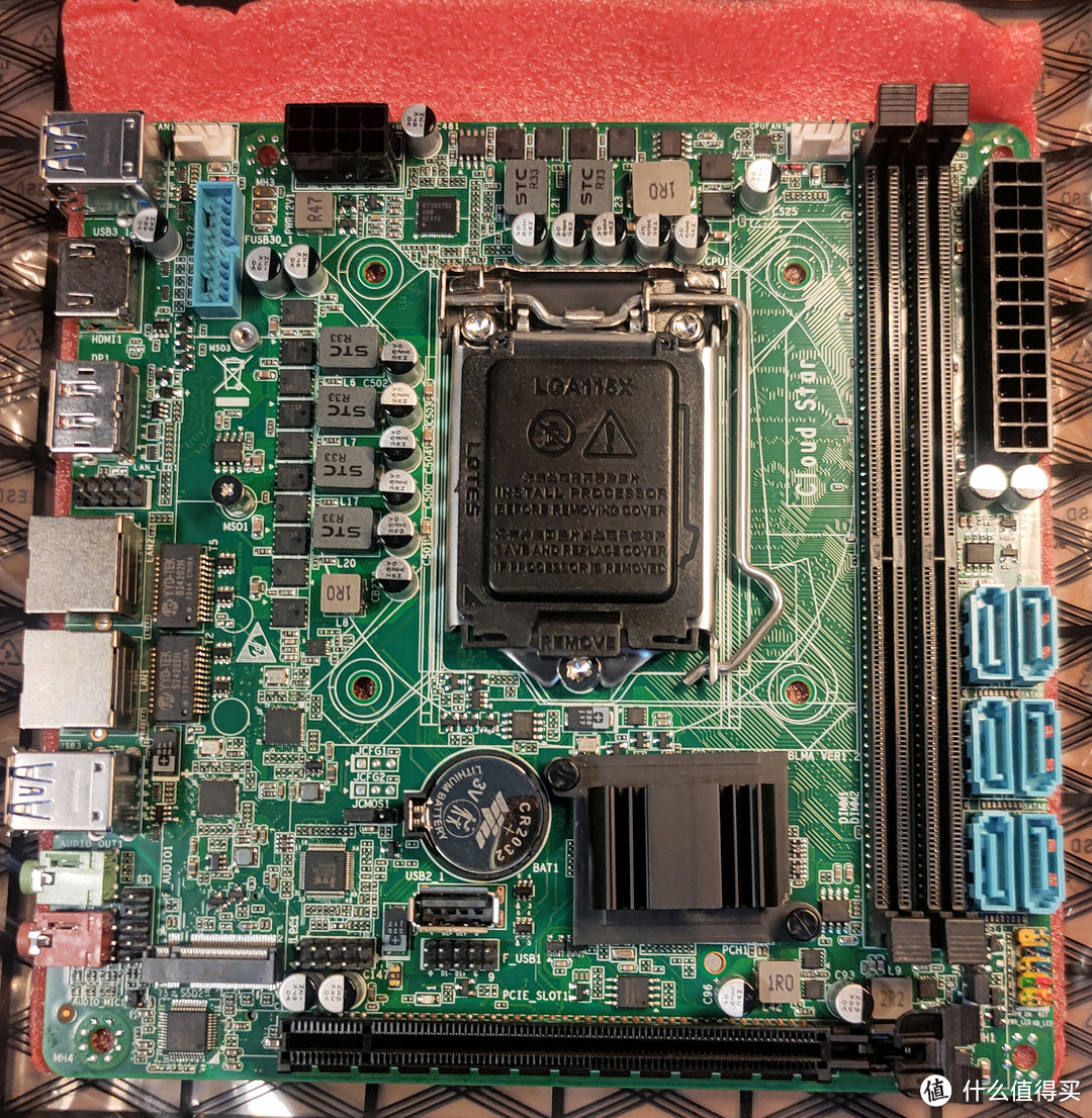 雲星B250主板，专为NAS设计，里面有个USB插口。带有原生6个SATA、2个2.5G网口、2个M.2、2个内存槽