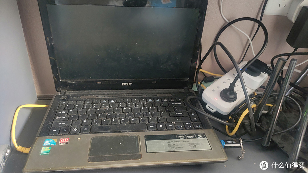 这是我用了13年的Acer 4745G，用它来尝试黑群晖，用了大概4个月，非常稳定~现在它NAS退役了，换了个风扇，继续当我的临时办公电脑，依然流畅运行