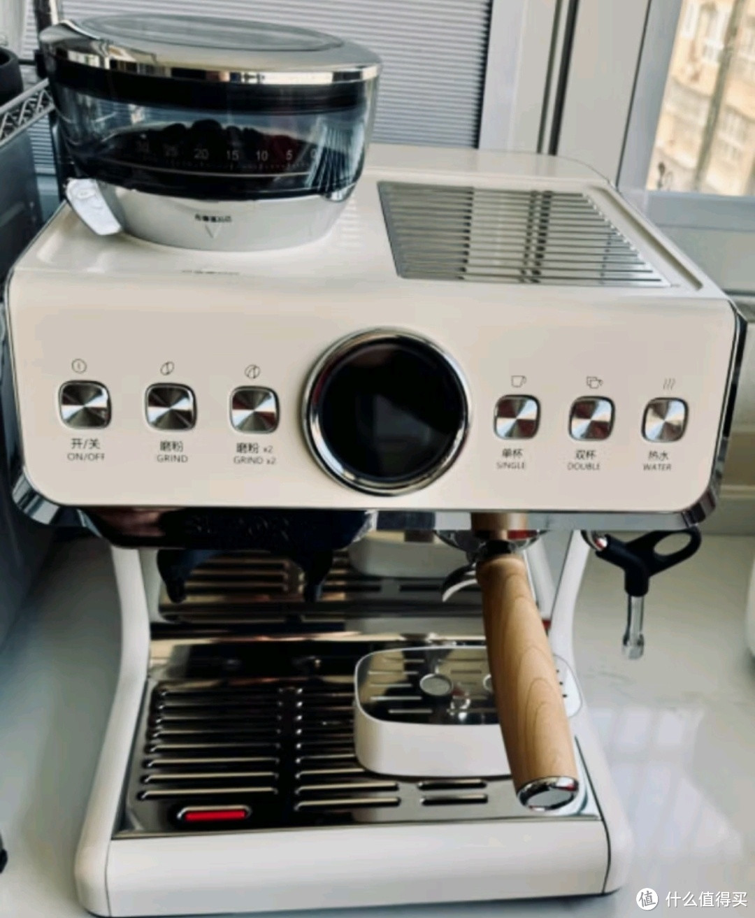 咖啡机轻松打造专业咖啡馆体验。