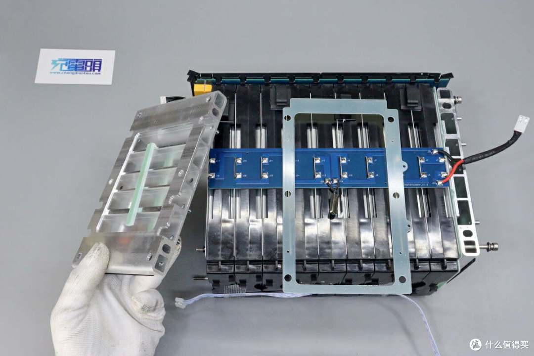 拆解报告:ETAKER移族2000W 2009Wh户外电源 墨M2000