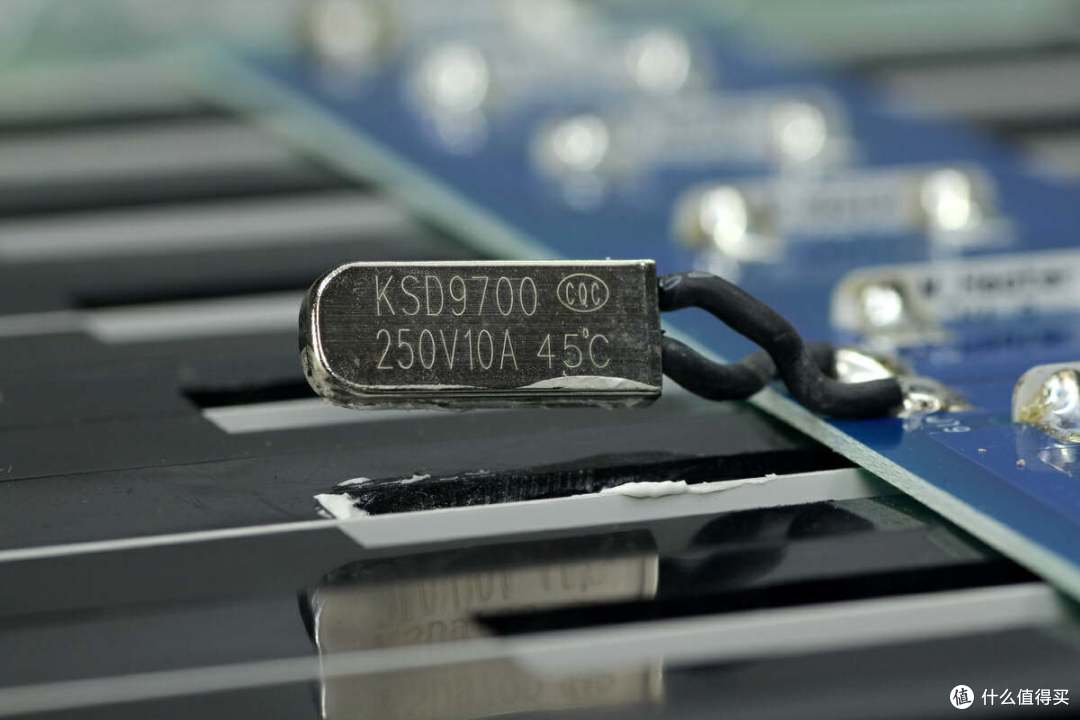 拆解报告:ETAKER移族2000W 2009Wh户外电源 墨M2000