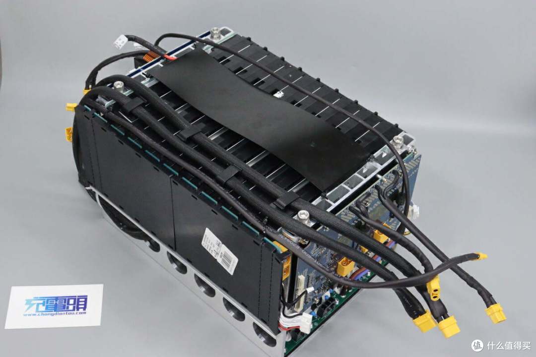 拆解报告:ETAKER移族2000W 2009Wh户外电源 墨M2000