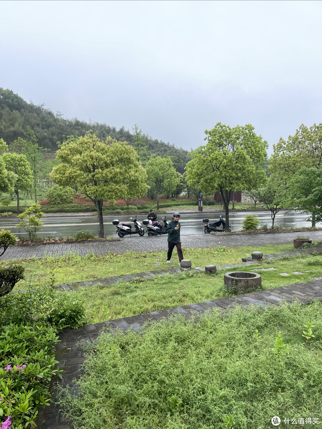 两个摩托车。坐标：临安高虹 时间：09:55，小雨，出发快2小时了休息一下