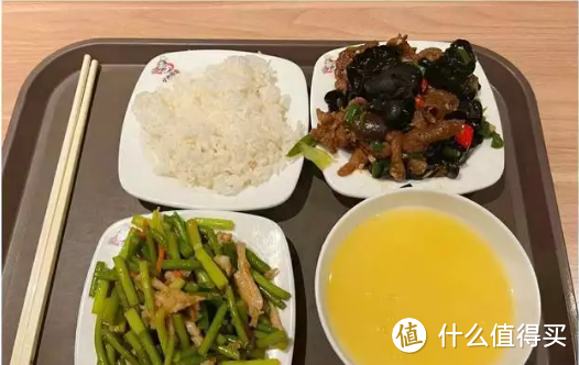 先看小米食堂伙食，再看比亚迪食堂伙食，网友：没对比就没伤害