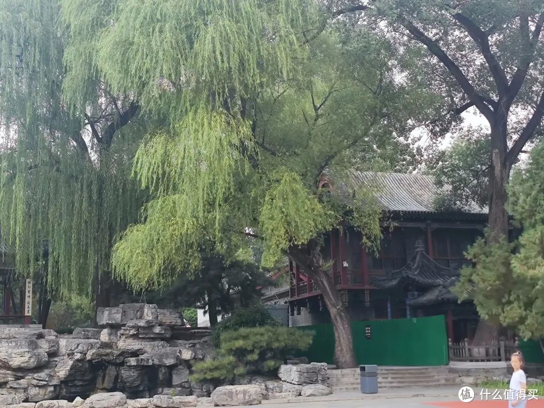 老乡带我骑行太原网红桥，下午参观晋祠，傍晚入村，教堂避雨露营