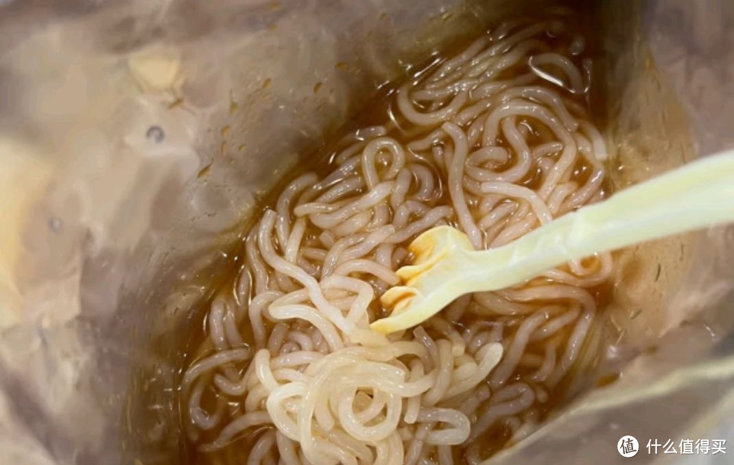 适合春天控制饮食热量的食品，清怡虎皮辣椒味魔芋面推荐。