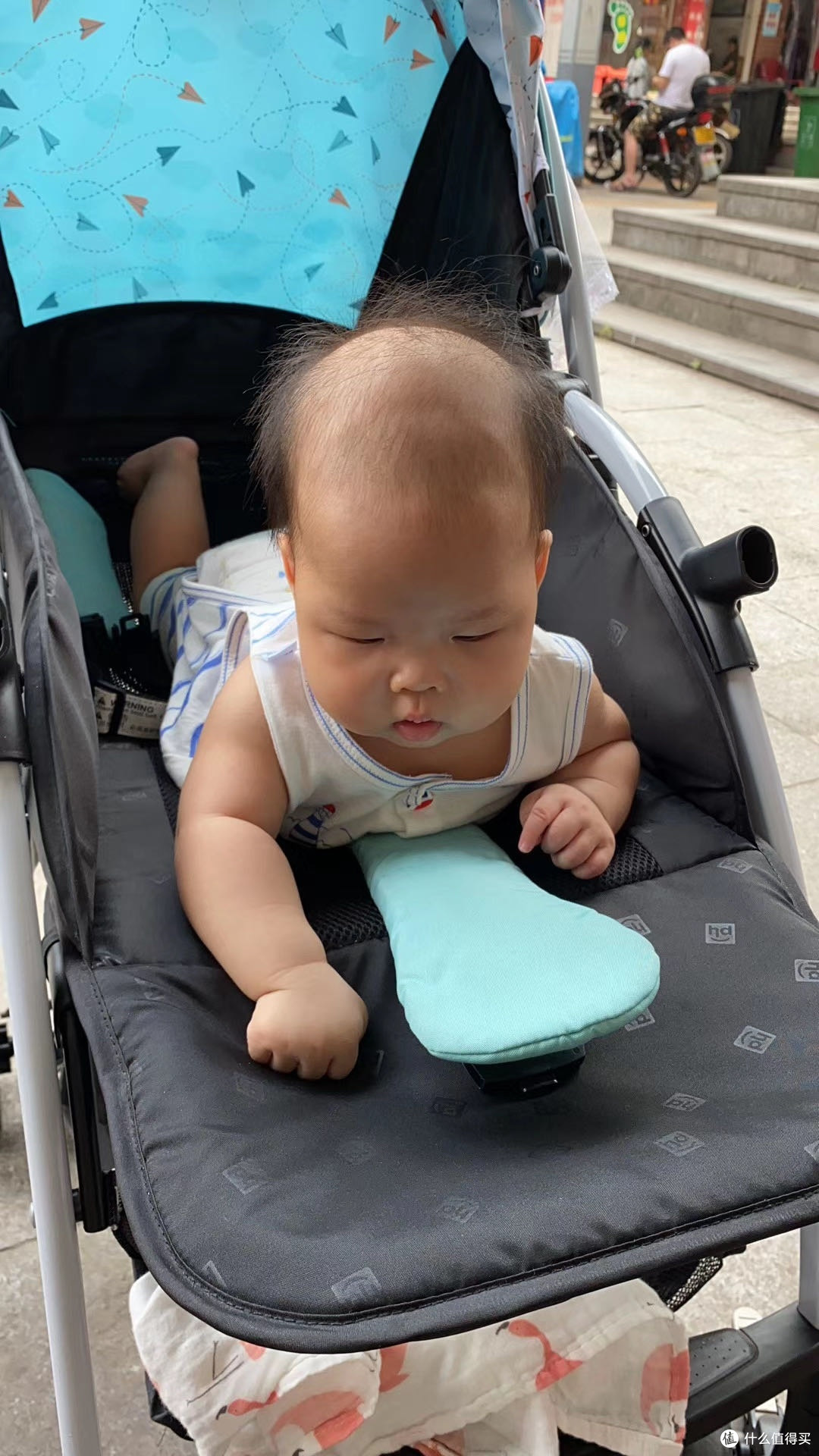 趴着婴儿车上等待接种，手势专业