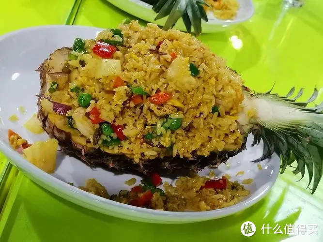 菠萝抓饭:家常美味,甜酸滋味绕心头