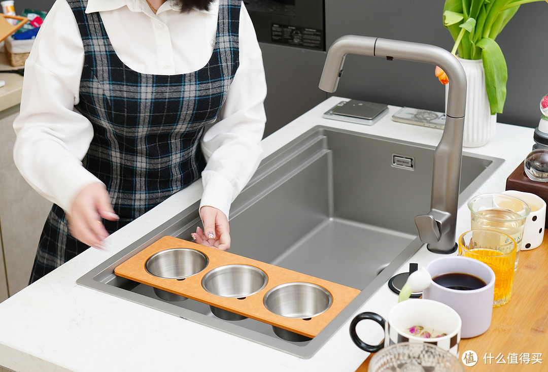 如何获得满级洗菜体验？贝克巴斯SINK FUSION系列：感应龙头+无缝水槽+垃圾处理器组合，联动一步到位！