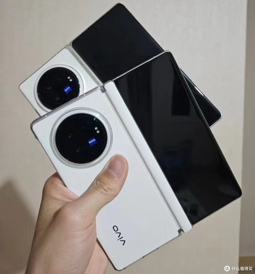 折叠屏手机很亲民:仅6999元,比iPhone 15 Pro Max还轻薄