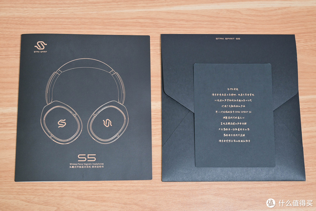 在包装内,除了耳机外,还提供了印有stax spirit字样的耳机收纳包,3.