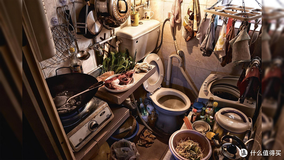 你见过香港底层人的“棺材房”吗？全家人挤5㎡，直接在厕所煮饭