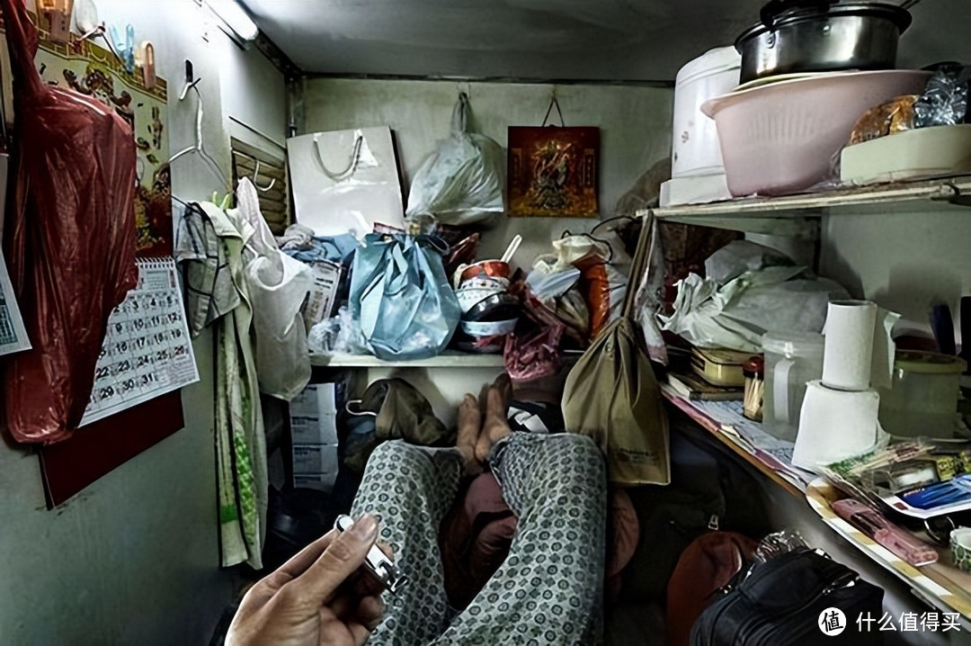 你见过香港底层人的“棺材房”吗？全家人挤5㎡，直接在厕所煮饭