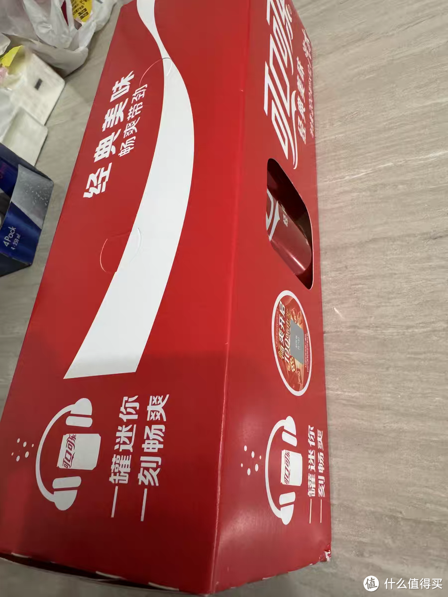 非常方便携带的迷你装可乐，春季游玩必备的饮品