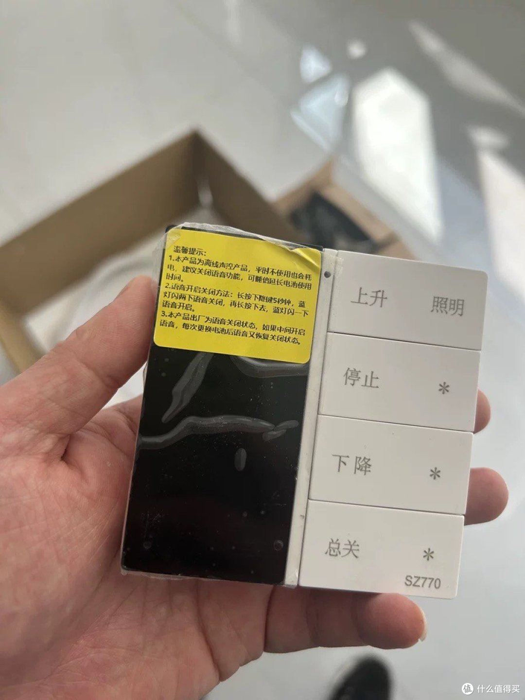 智能晾衣架：简约大方，功能齐全