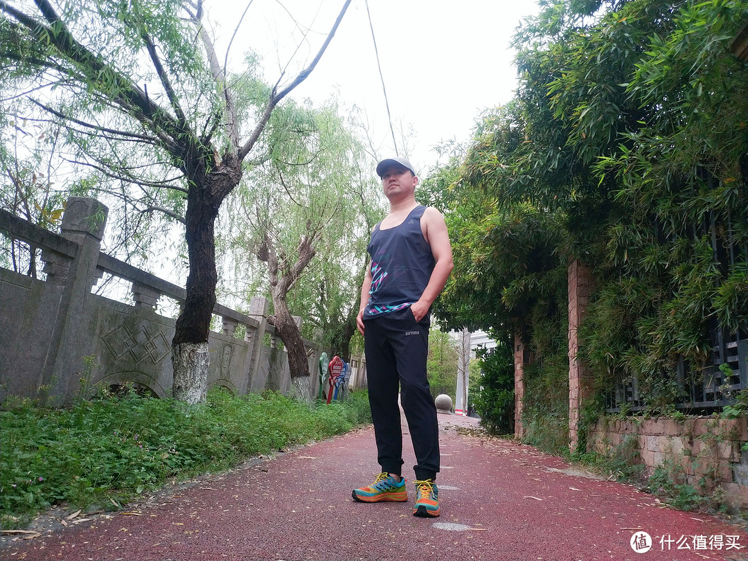 凉感透气,运动通勤皆适宜:速力达攀峰跑步运动长裤