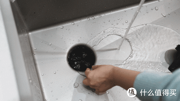 如何获得满级洗菜体验？贝克巴斯SINK FUSION系列：感应龙头+无缝水槽+垃圾处理器组合，联动一步到位！