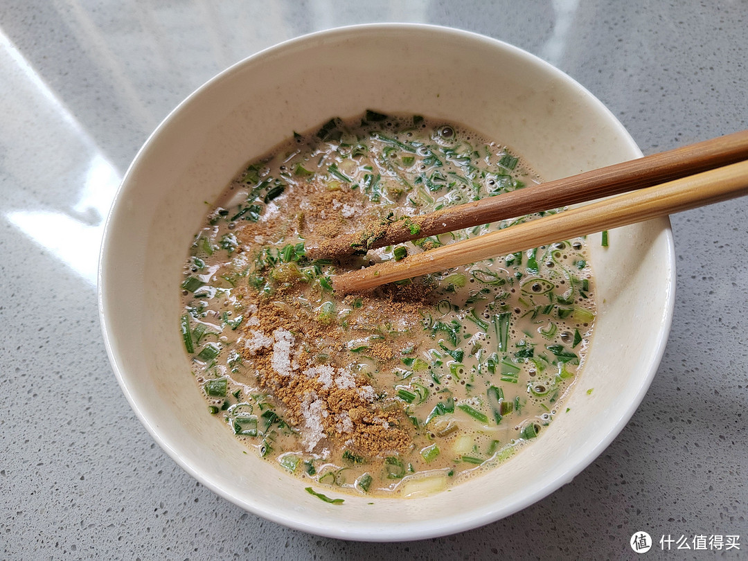 春天这野菜遍地都是，很多人不知道它有啥作用，做成煎饼，太香了