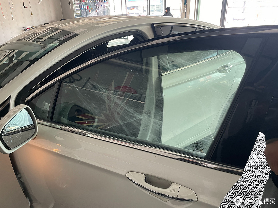 墨迹4个月，老司机第一次贴车窗膜，天气冷还能把膜冻掉？
