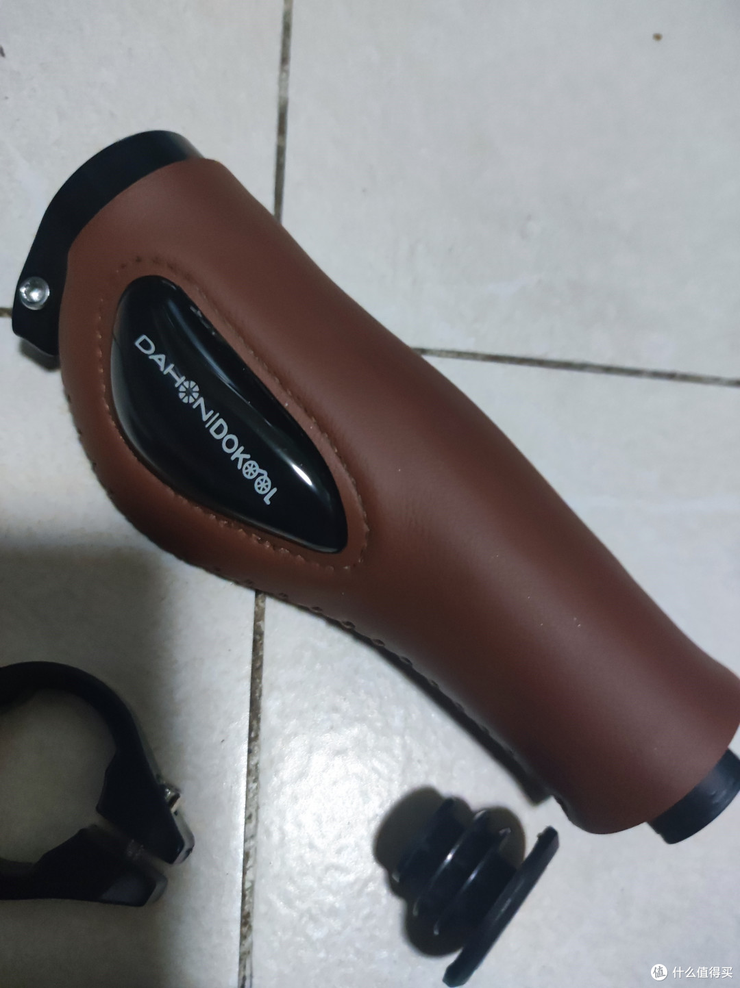 而大行dahon折叠自行车的皮革复古把套,更是为这款自行车增添了一份