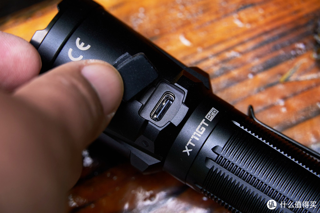 专业赛道里的快反战将,凯瑞兹XT11GT Pro战术强光手电上手