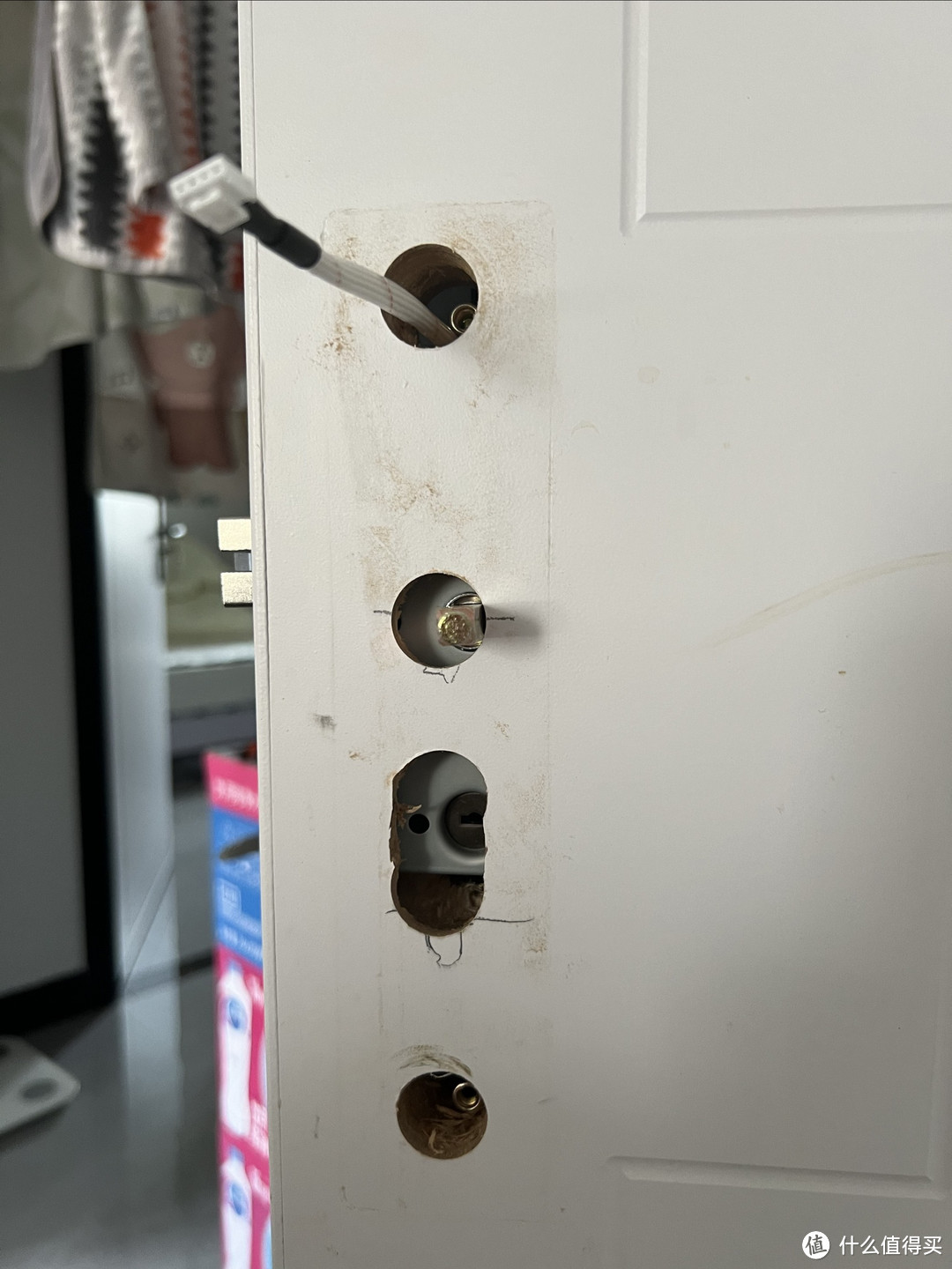拆除完旧锁，需要扩孔。
