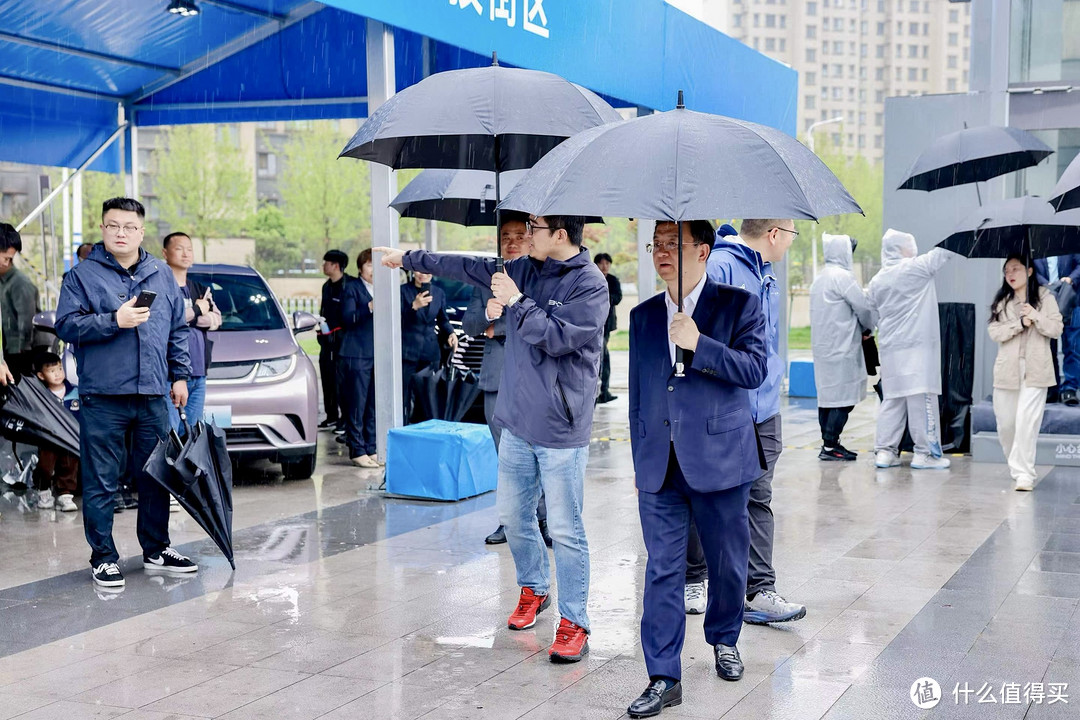 接地气的王传福冒雨走访山东市场！