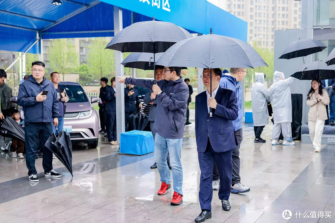 王传福冒雨深入市场基层，求真务实即是成功秘诀