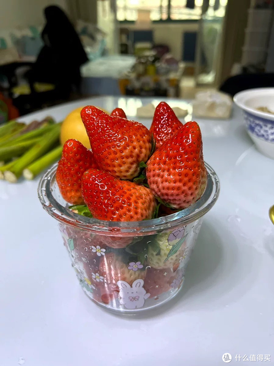 咬了一口草莓