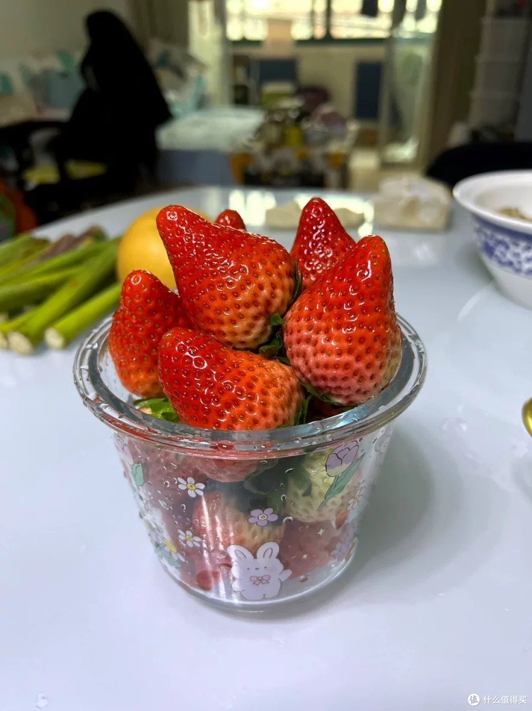 咬了一口草莓