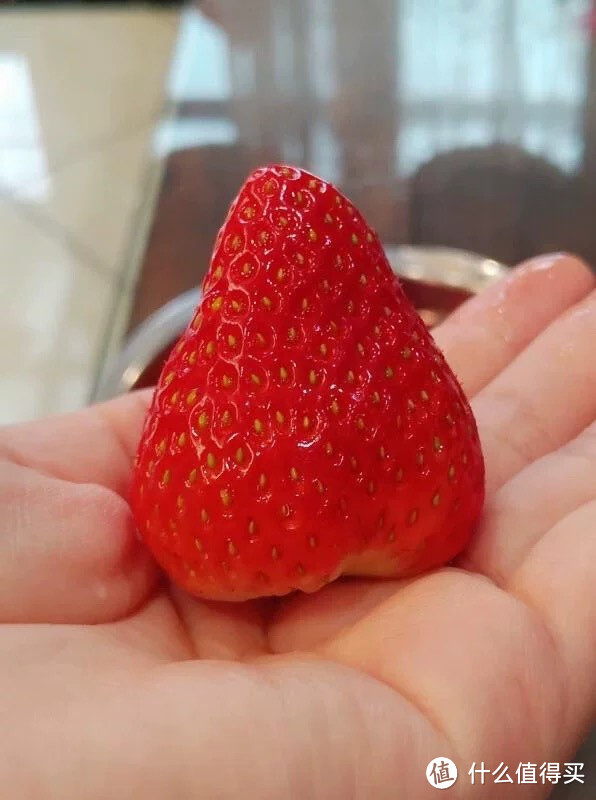 咬了一口草莓