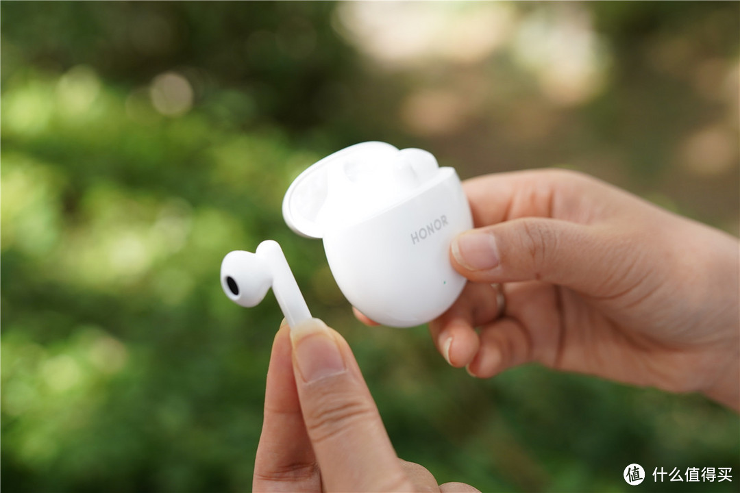 荣耀Earbuds X5空气感佩戴聆听更舒适